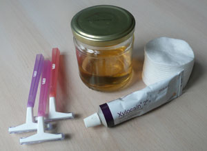 Brandmands-kit bestående af engangsskrabere, eddike, vandrondeller og lokalbedøvende creme