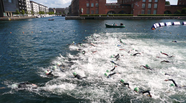 Christiansborg Rundt 2010 En masse svømmere starter ved Christiansborg Rundt 2010