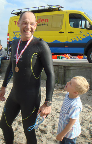 Stig Haldan med sin søn efter10km svømning ved Amager OW 2011